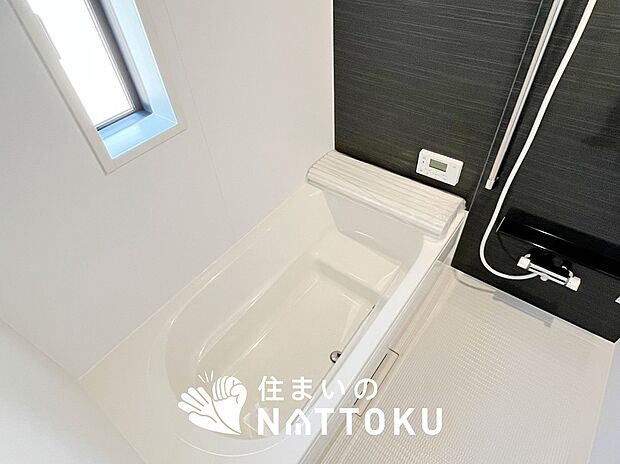 【現地写真（浴室）】浴室暖房乾燥機付き。１坪タイプで広々です。