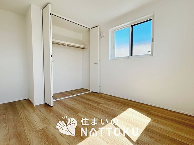 【現地写真（洋室）】木目の美しさを際立たせるシンプルデザインの建具を使用しています。