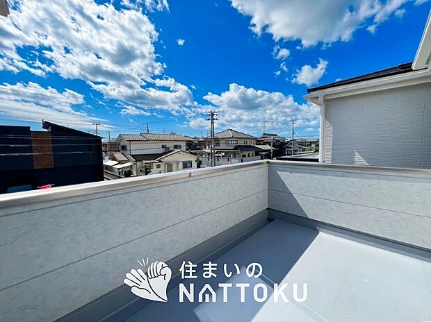 【バルコニー】奥行きが広く、洗濯物をゆったりと干せる十分な広さで、家族の洗濯も捗ります。