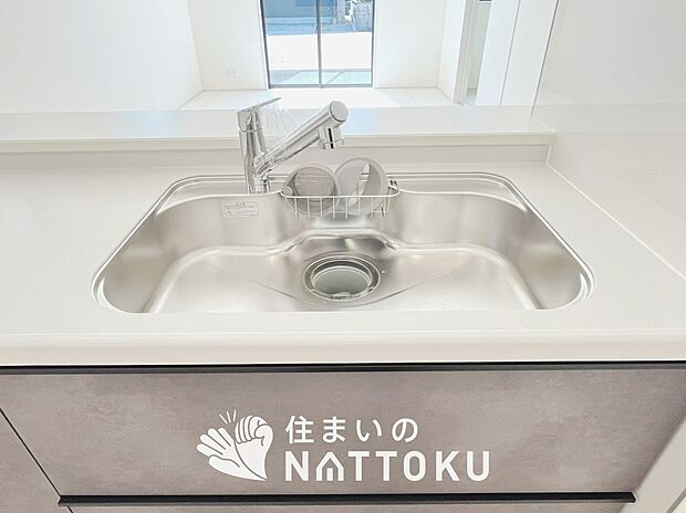 【浄水器内臓型ハンドシャワー付シンク】傷や汚れが付きにくい静音仕様の全面エンボス加工シンク。
また、蛇口の先端に浄水器を内蔵。浄水シャワーが使える毎分4リットルのたっぷり浄水。