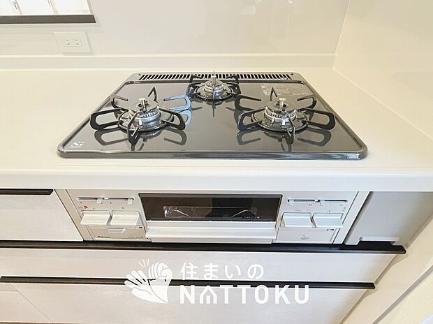 【ビルトインコンロ】フラットな構造で清掃性が高く、過熱防止センサー付3口タイプで日頃の家事も快適です。
