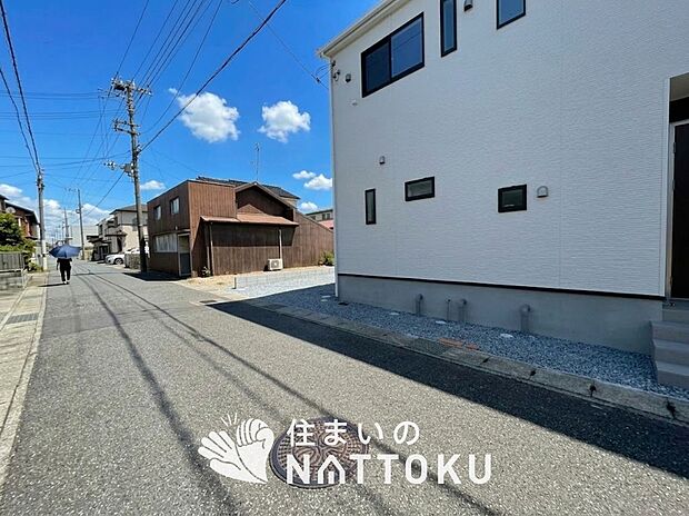 【現地写真(前道含む外観)】健康被害に配慮したもっとも安全性の高い建材を採用し、シックハウス対策をしております。