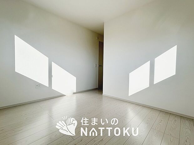 【現地写真（洋室）】木目の美しさを際立たせるシンプルデザインの建具を使用しています。