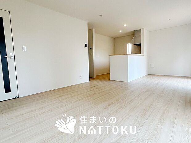 【現地写真(リビング)】フローリング材には、木目、色調など木材特有の風合いがあり、ナチュラルな美しさになっています。