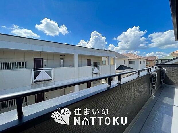 【バルコニー】奥行きが広く、洗濯物をゆったりと干せる十分な広さで、家族の洗濯も捗ります。