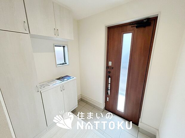 【現地写真(玄関)】玄関には、大型のシューズ収納を設置しています。