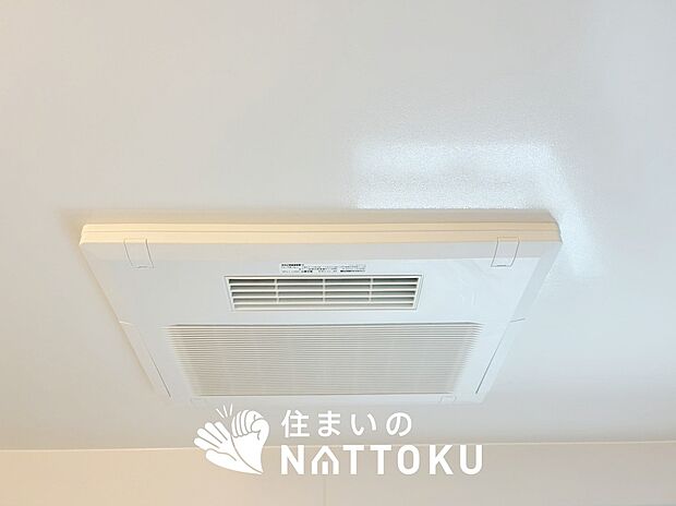 【電気式浴室暖房換気乾燥機】寒い冬場はあたたかく、暑い夏場は扇風機のような心地よさです。
雨の日は、浴室が衣類乾燥スペースになります。