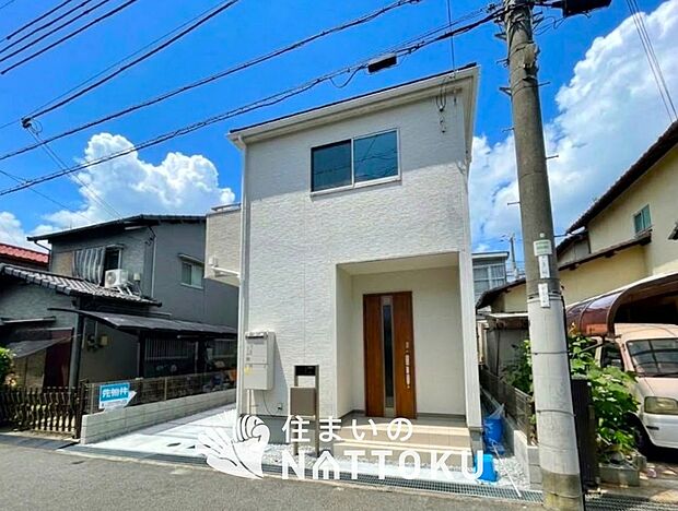 【現地写真(外観)】雨で汚れを落とし、耐久性・耐候性に優れた外壁を使用しています。