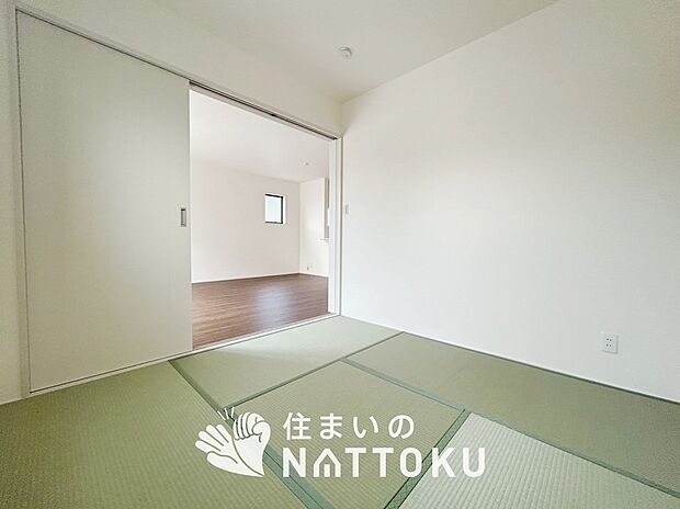 【現地写真（和室）】大壁仕様の新和室。くつろぎの空間です。