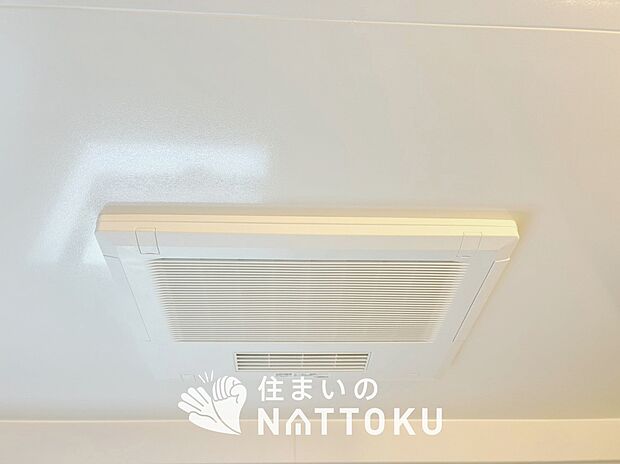 【電気式浴室暖房換気乾燥機】寒い冬場はあたたかく、暑い夏場は扇風機のような心地よさです。
雨の日は、浴室が衣類乾燥スペースになります。