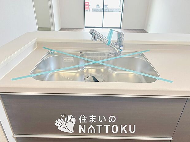 【浄水器内臓型ハンドシャワー付シンク】傷や汚れが付きにくい静音仕様の全面エンボス加工シンク。
また、蛇口の先端に浄水器を内蔵。浄水シャワーが使える毎分4リットルのたっぷり浄水。