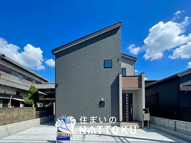 【現地写真（外観）【２号地】】軽くて火災に強い屋根材を採用し、地震時の建物への負担や揺れを軽減しています。