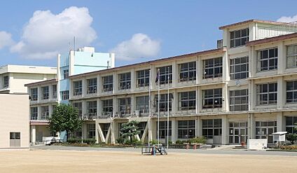明石市立山手小学校 1700ｍ(徒歩22分)