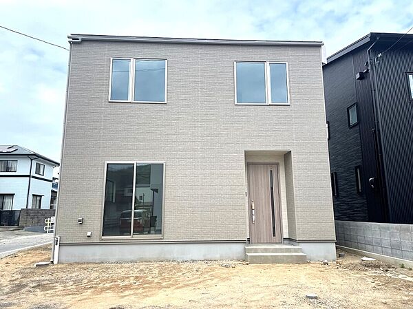 間取りは4LDKと、プライベートスペースをしっかり確保しつつ、楽しい家族団らんもできる広々19.2帖のLDKがある住まいです♪撮影月:2026年4月（外構工事前の写真です。）