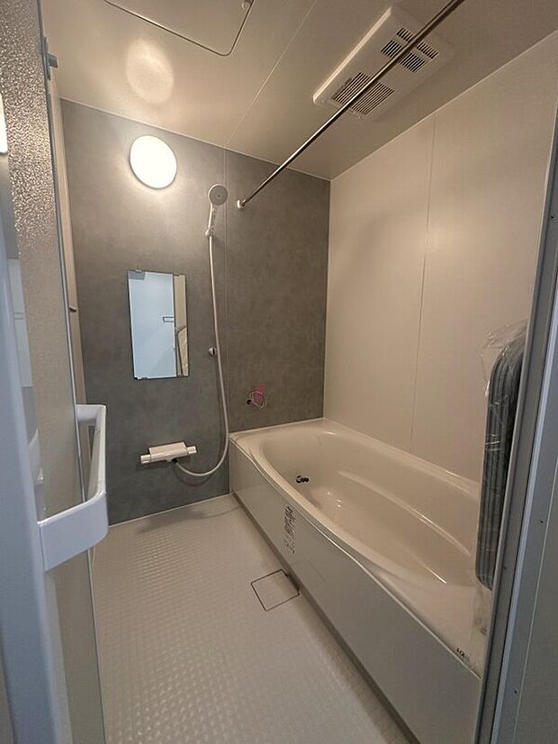 【浴室】1日の疲れをほぐす、とっておきのリラクゼーションタイムを楽しむバスルーム。 美しく、機能的なデザインを採用、清潔感あふれる心地よい空間づくりにこだわりました。 ※施工事例です。実物とは異なります。