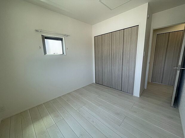 【(2)号棟　洋室】2階は主寝室の他に2室！お子様の部屋や趣味の部屋にすることで主寝室回りがスッキリします♪在宅勤務用のオフィス部屋にも！