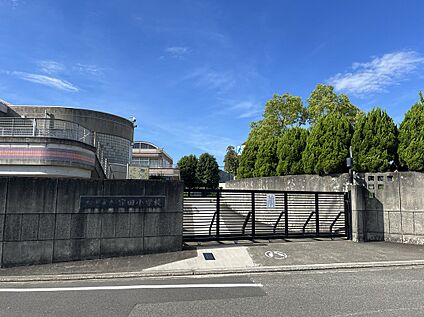 松山市立窪田小学校 900m(徒歩12分)