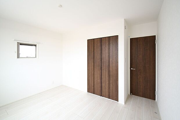 【洋室】2階は主寝室の他に2室！お子様の部屋や趣味の部屋にすることで主寝室回りがスッキリします♪在宅勤務用のオフィス部屋にも！※施工事例です。実際の建物とは異なります。