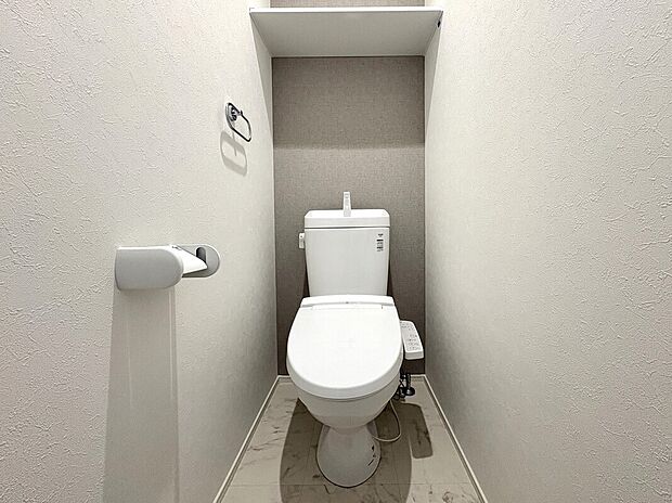 【トイレ】2階にもトイレを設置！夜間に１Fへ降りることもないのでお子様でも安心できます♪※施工事例です。実際の建物とは異なります。