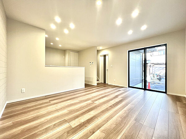 【2025年12月、堂々完成！】
「HOMESを見た」とお伝えいただければ、物件の詳細や非公開情報のご案内がスムーズです。現地見学はもちろん、周辺環境もご説明いたします！現地（2026年1月）撮影