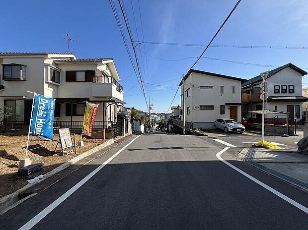 前面道路は幅にゆとりがあり、見通しも良好です。運転や駐車が不安な方でも安心してお車の出し入れができる環境が整っています。
現地(2025年12月)撮影