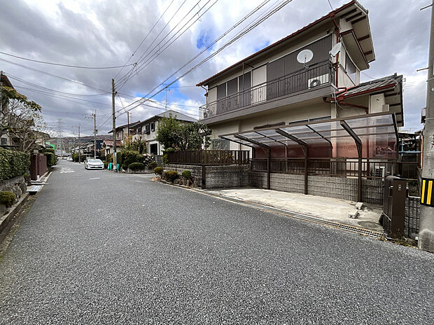 ■南向きにつき陽当たり良好。阪急京都線「上牧」駅徒歩11分の便利な立地です。閑静な住宅街に位置しており、落ち着いた雰囲気の中で快適な毎日をお過ごしいただけます。
現地(2026年8月)撮影