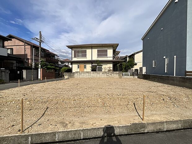 ■1号地は開放感たっぷりの角地!間口7.6~10mとゆとりがあり、駐車が苦手な方にも嬉しい♪通風良好で、心地よく過ごせる住環境です!現地(2026年7月)撮影
