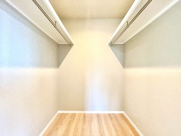 【【2号地:ウォークインクローゼット】】■ウォークインクローゼット付きで、季節物の衣類やかさばる荷物もスッキリ収納できます。収納力があるのでお部屋が片付きやすく、暮らしにゆとりが生まれるのも嬉しいポイントです。