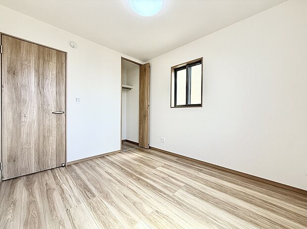 【【洋室/5.2帖】】各お部屋の収納は住みやすさへのこだわりです。部屋が物であふれて散らかるということが少なくなり、スッキリと片付いた状態を維持することができます。現地(2026年5月)撮影
