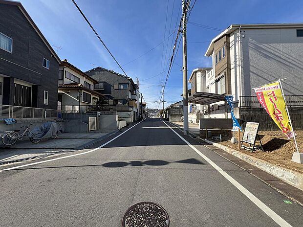 【【前道写真】】■前面道路は幅にゆとりがあり、見通しも良好です。運転や駐車が不安な方でも安心してお車の出し入れができる環境が整っています。現地(2025年12月)撮影