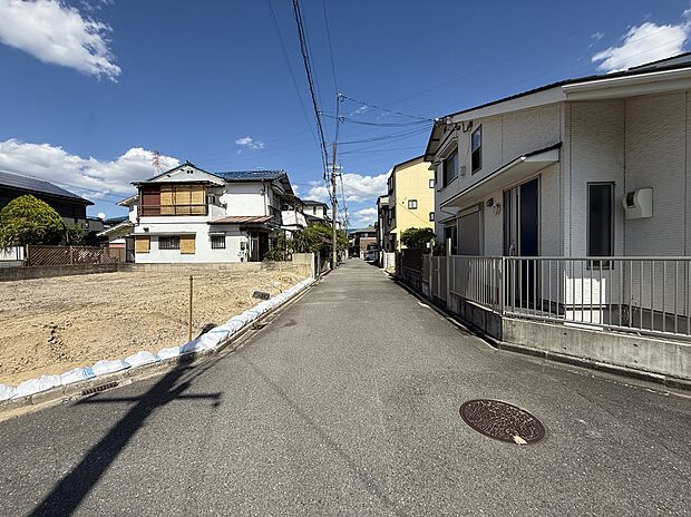 【【前道写真】】■車通りの少ない静かな前道は、小さなお子様だけでなく、ご高齢の方の出入りやペットのお散歩にも優しい、安全性の高い住環境です。
現地（2026年5月）撮影