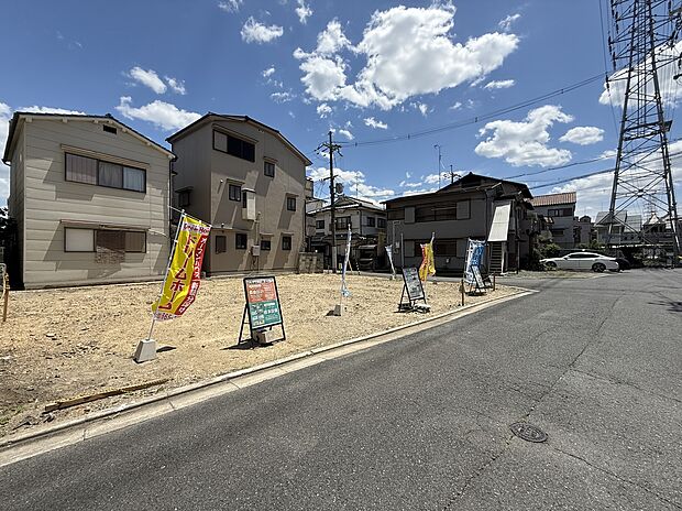 【【現地写真】】■南側道路に面しており、日当たりが良く室内が明るくぽかぽか！洗濯物が乾きやすいのも嬉しいポイントで、冬でも快適に過ごせます。
現地（2026年5月）撮影