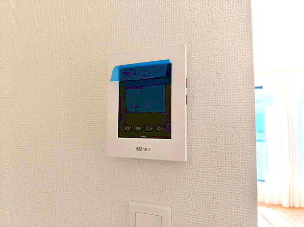 【モニター付きインターフォン】インターフォンはTVモニタ付。誰が来たかひと目で分かるのでセキュリティ面にも安心です。