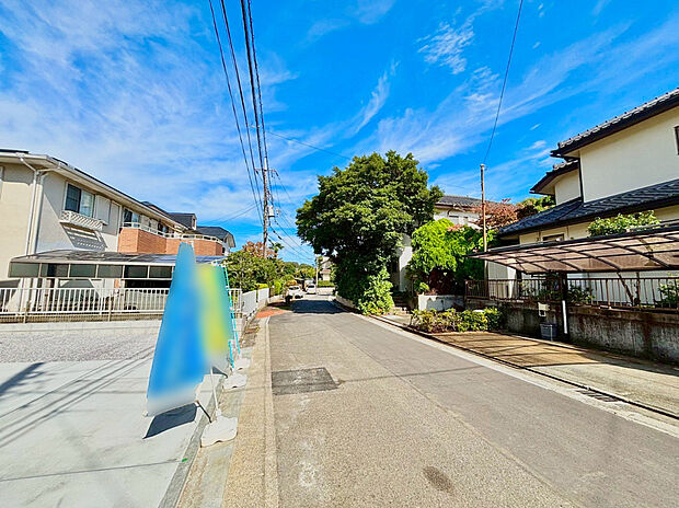 【前面道路含む現地写真】前面道路は6mの幅広な道路です。入出庫の際もらくらくです。