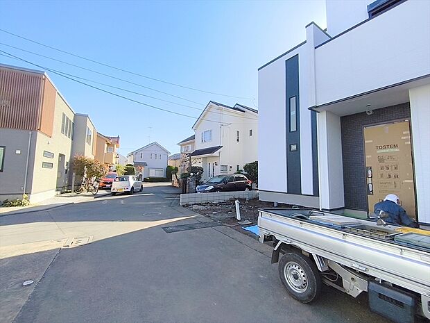 【前面道路含む外観】前面道路は4ｍ！お車の出し入れもラクラクです。