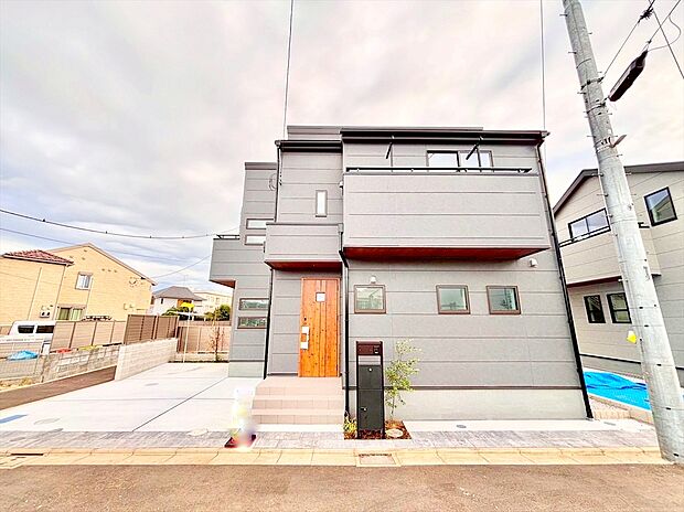 【現地外観】永くお住いになっても飽きが来ないシンプルなデザインです。