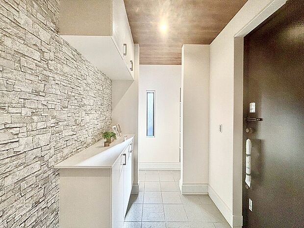 【玄関】玄関は清潔感のある空間にしたいもの。ご家族が多いご家庭にはとても便利なシューズ・イン・クローゼット付きです。