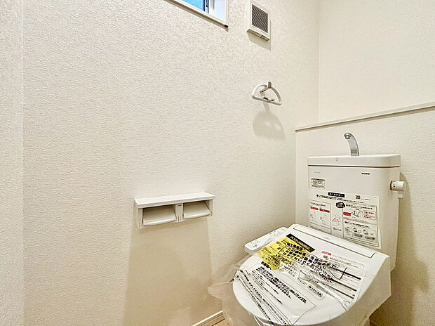 【温水洗浄便座】メーカーによってはウォシュレット・シャワートイレともいいますね♪魅力は清潔な状態をキープする事が出来、冬になると便座が冷たいなんて思いもしなくてすみます!