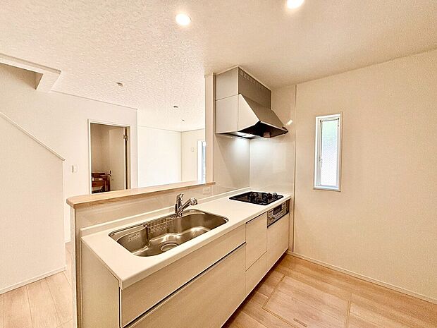 【カウンターキッチン】家族が集まるリビングダイニングキッチンは自然とコミュニケーションが取れる設計となっております。
