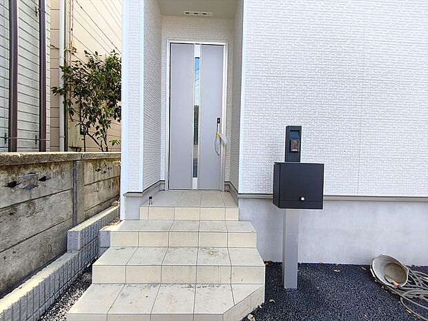 【玄関】玄関はおうちの顔です。いつも明るくキレイな状態でご家族の帰りをお待ちします。お子様のお留守番にも安心なTVモニター付インターホン完備です。

