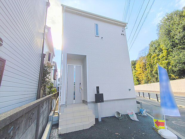 【現地写真】周囲にはスーパーをはじめとした買い物施設も揃っています。住みやすさと利便性を兼ね備えた環境です。
