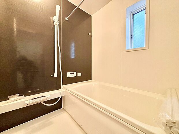 【浴室】一日の疲れを癒しながら、お子様と一緒にバスタイムも楽しめる清潔感あふれる浴室です。浴室は換気・乾燥・暖房機能付きなので、雨の日のお洗濯や寒い冬でも1年中快適です。
