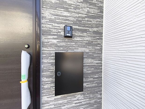 【モニター付きインターフォン】呼び出しボタンを押した時点でモニターに来訪者の映像が映し出され、会話を交わす前に来訪者を確認でき防犯に役に立つ設備機能です
