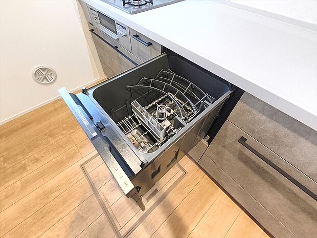 【食洗機】ビルトインの食器洗乾燥機で忙しいママの家事ををサポートします。
