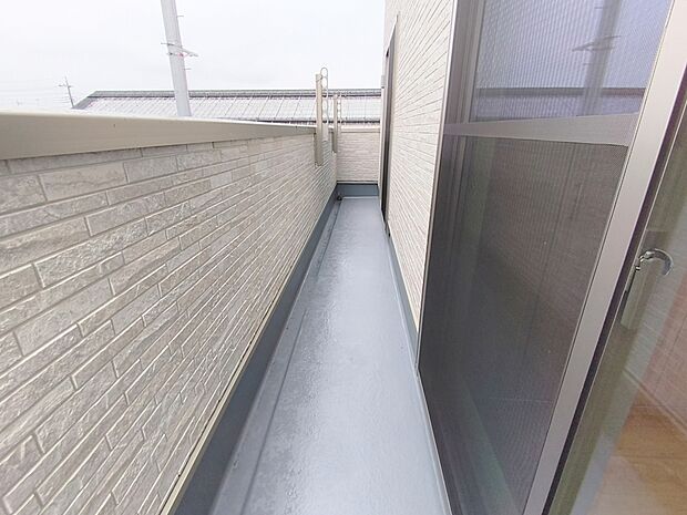 【バルコニー】洋室２部屋分に面しているので、お布団干しにも大変便利ですね。