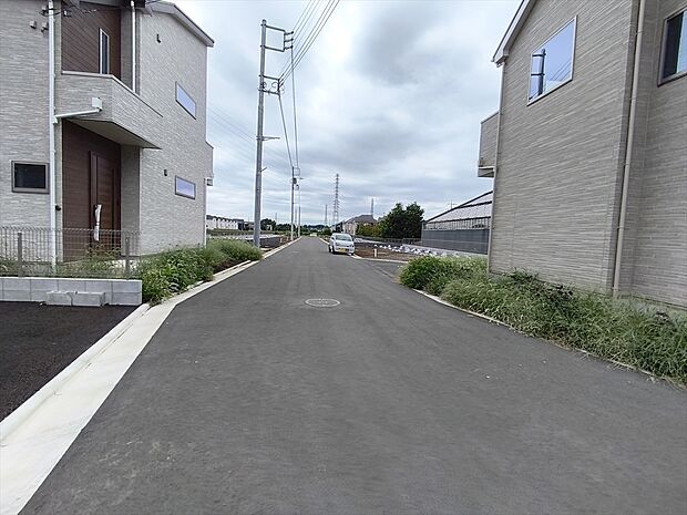【前面道路】前面道路は住宅地専用の道路。車通りも少なく、子育てにも安心です。