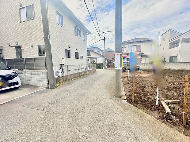 【前面道路】前面道路は4.5mの幅広な道路です。入出庫の際もらくらくです。