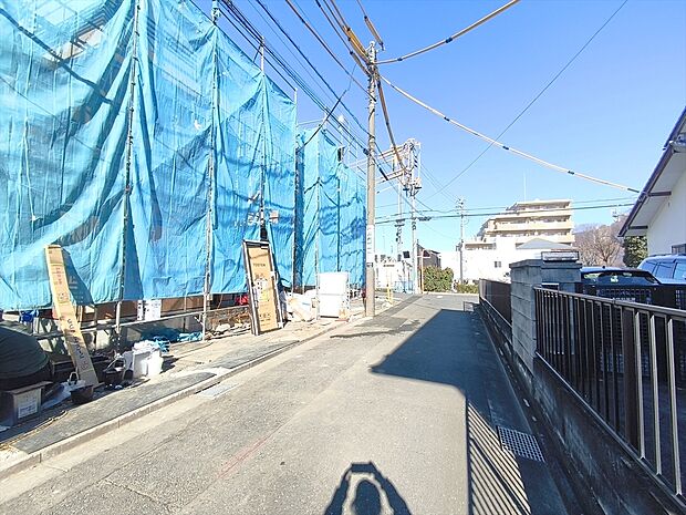 【前面道路含む現地写真】緑の潤いと開放感を感じられる静かで落ち着いた住環境です。