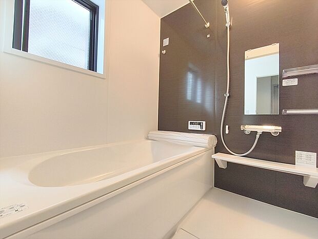 【浴室】ゆったりと足を伸ばせる一坪タイプの浴室です。浴室換気乾燥機付きですので、カビの発生も抑制出来ます。