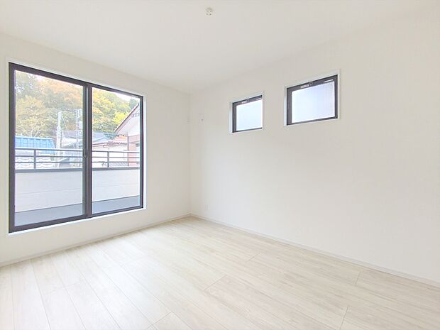 【洋室】大きな窓からはお陽さまの光や爽やかな風をたっぷり取り込めます。室内はいつも明るい印象なので気持ちの良い朝を迎えられます。毎日の生活も明るくなりそう。